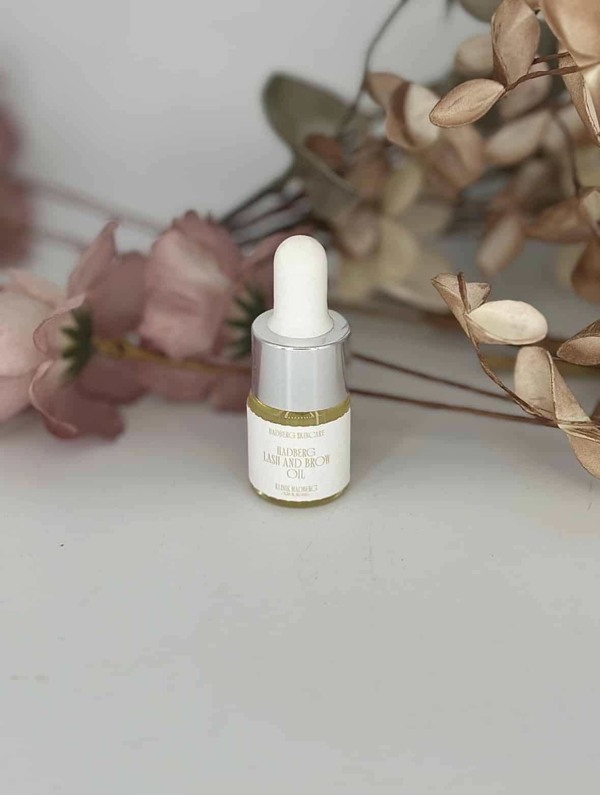 Hadberg Lash & Brow Aftercare – plejende og vegansk olie med castorolie, A- og E-vitamin, der styrker og blødgør vipper og bryn.